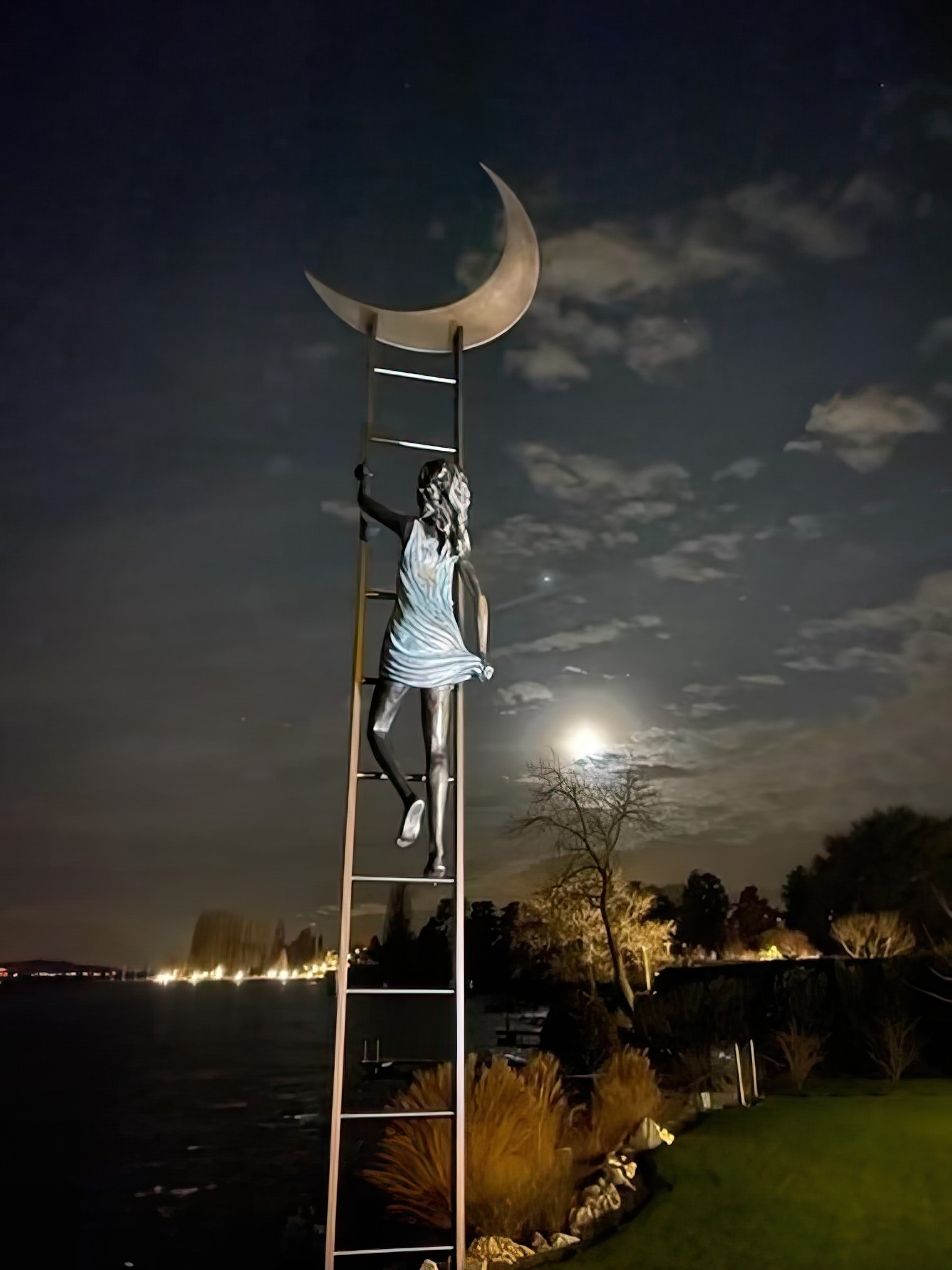 la petite fille à la lune par Sara.H